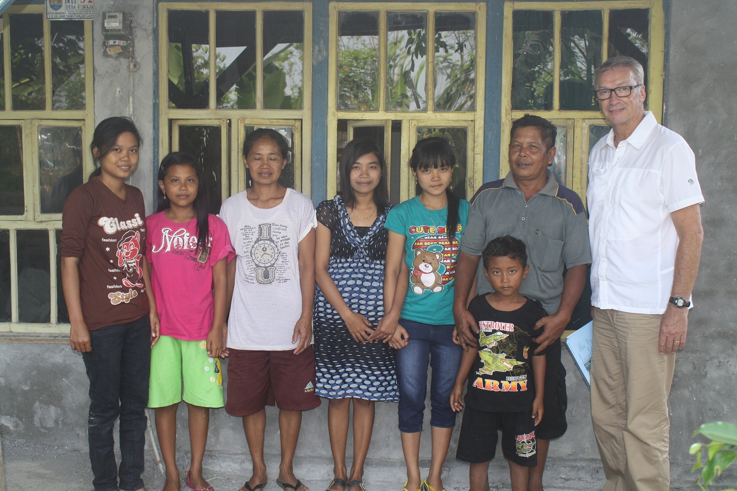 Sutriani (beside her father) with family