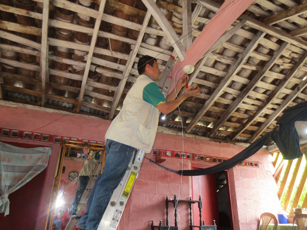 Tecnosol technician installing one of Zobeyda’s three light sockets