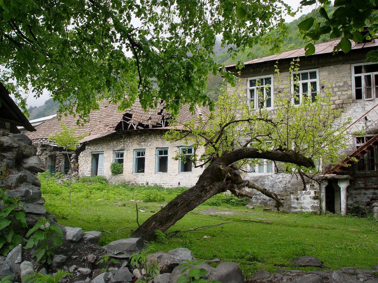 Houses in Ilisu damanged by earthquakes.