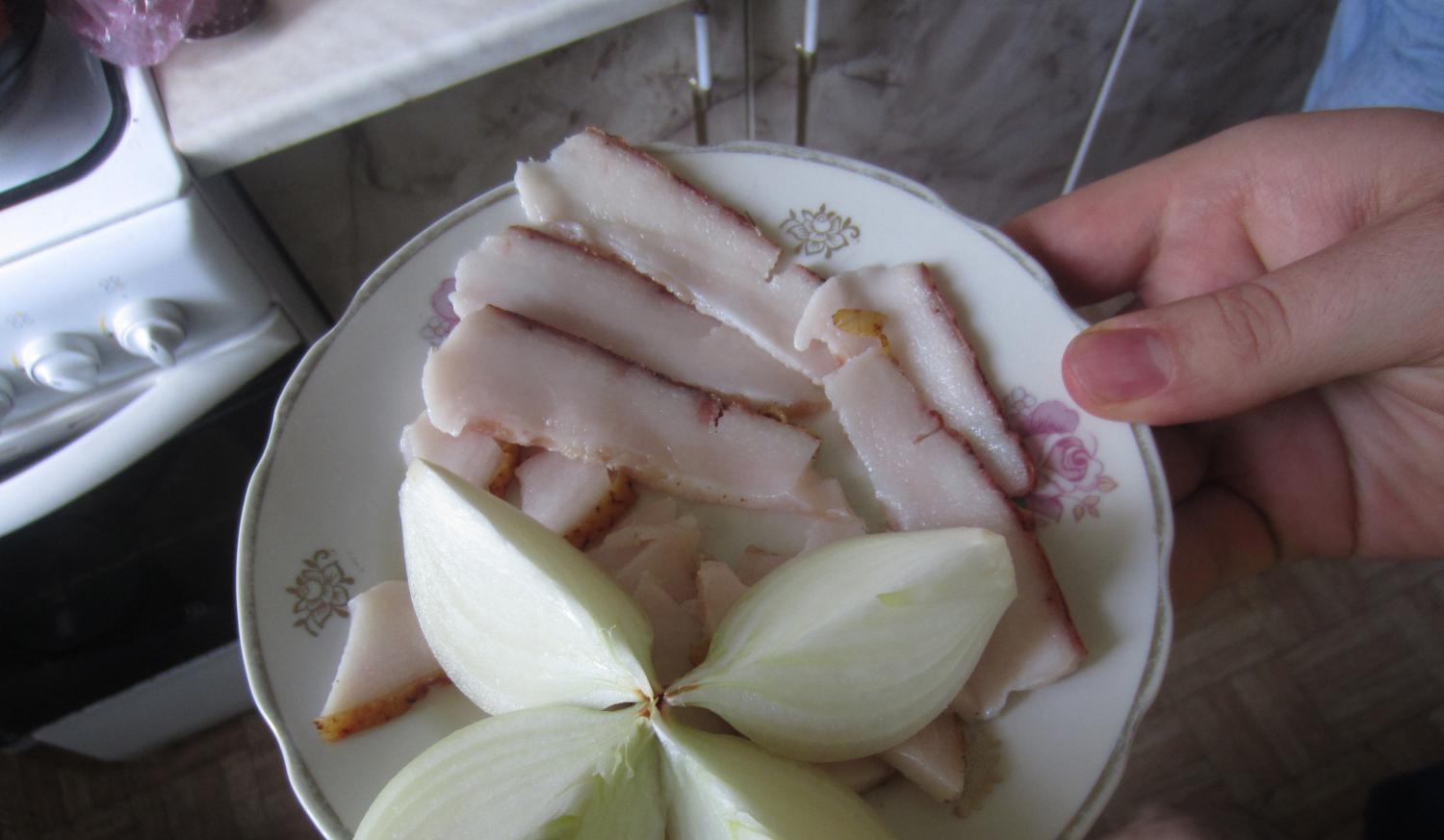 Salo is best eaten with garlic or onion, as I did here. Pro tip: the onion is worse than the salo.