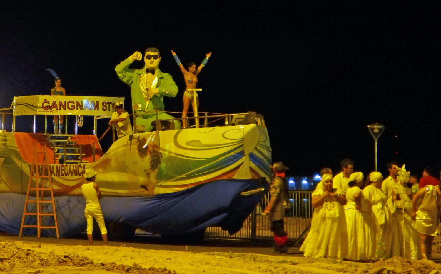 And, just in case there were any doubts about these photos being from Carnaval 2013, proof positive!