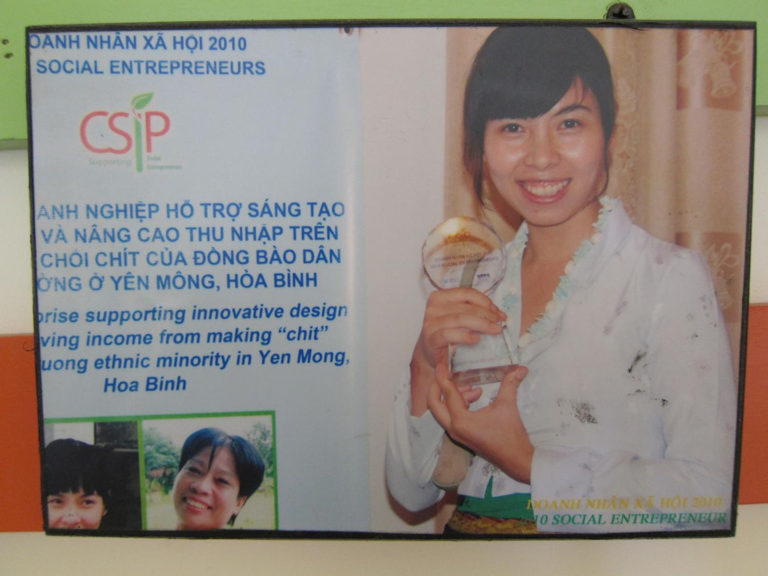 Ms. Dinh Thi Huyen, founder and CEO of North West Development Company, which aims to create decent job for low income ethnic minority women received CSIP’s award “Start-up Social Entrepreneurs 2010)
