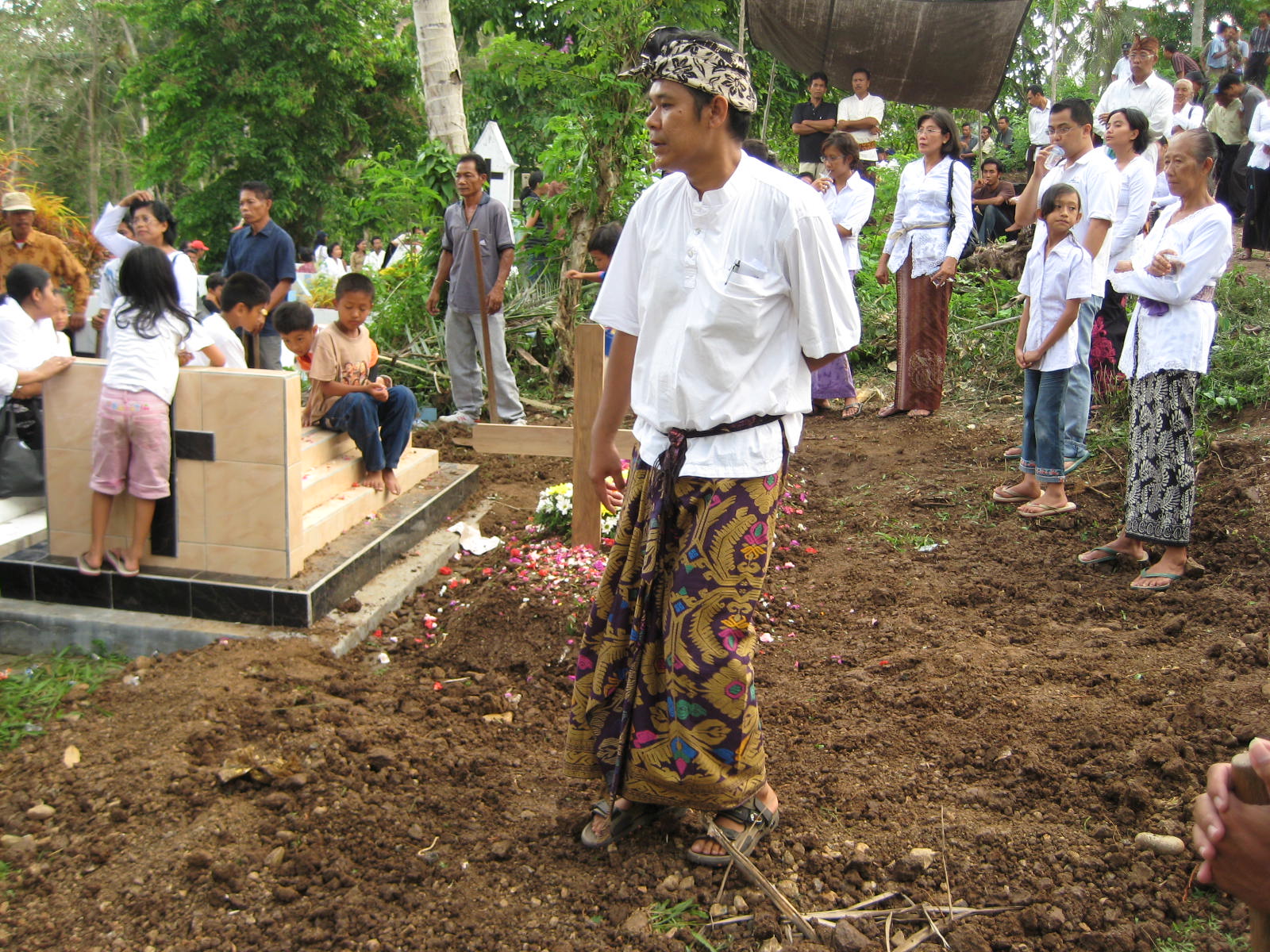 In Belimbingsari's Cemetery Pak Gede at his father's burial