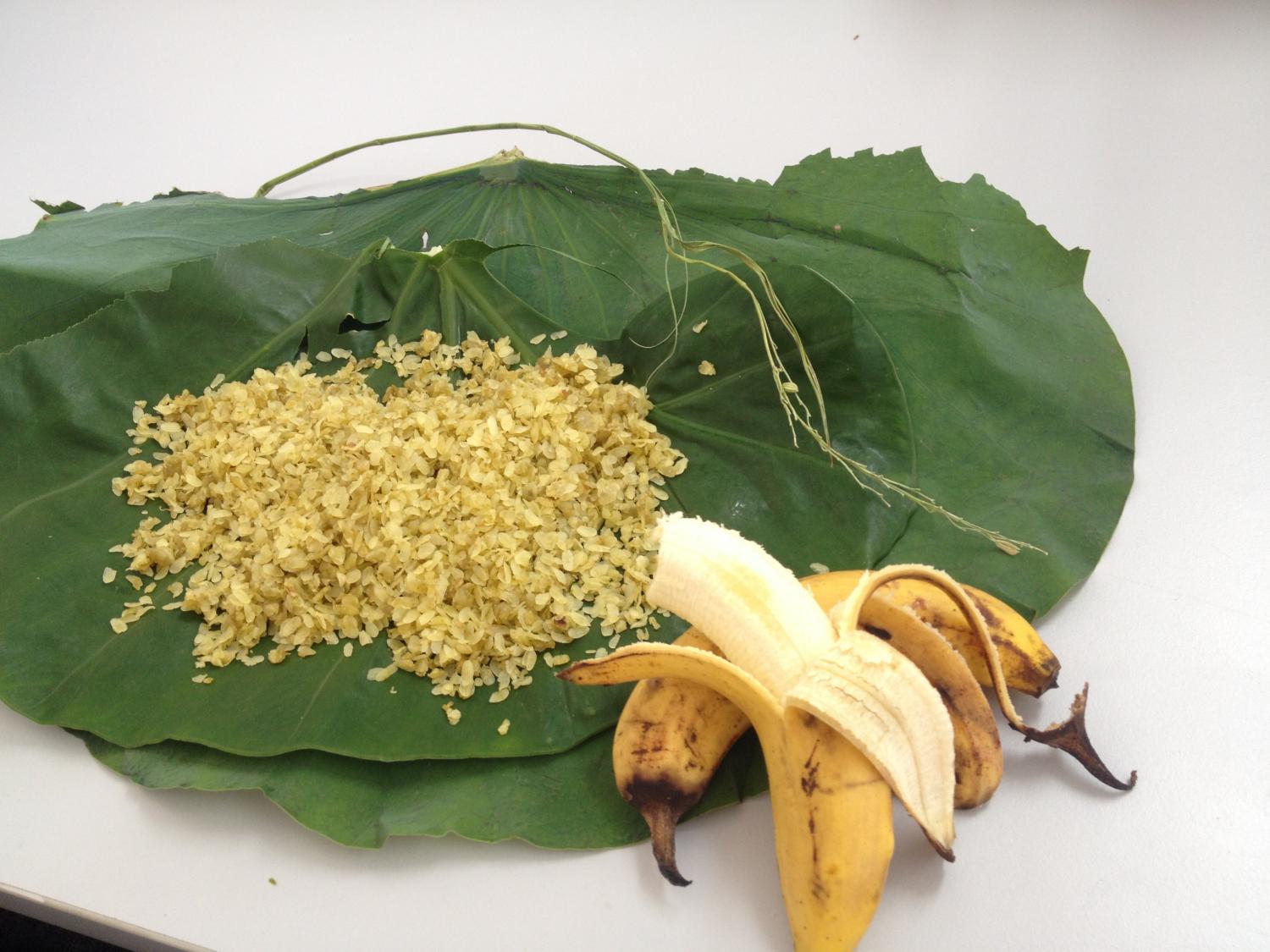"Cốm" and banana - must try combo in autumn