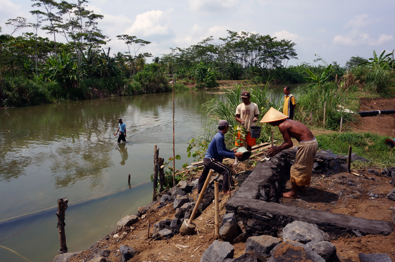 Workers/Volunteers building dock. Photo credit: Yungkit