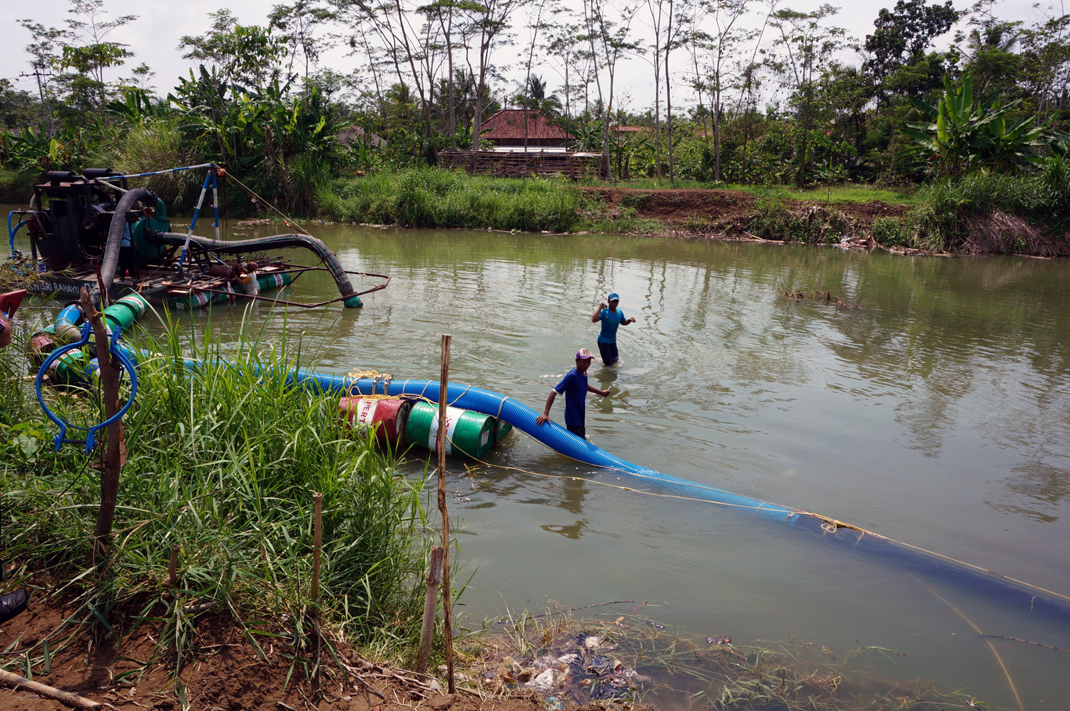 Giant water pump pumping out water to provide farmable land. Photo credit: Yungkit