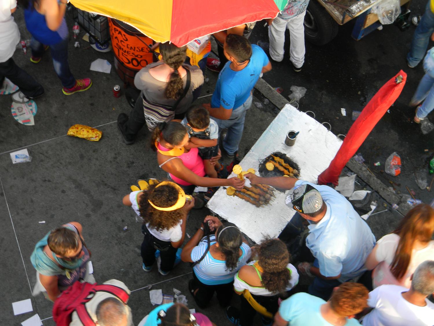 You can always find traditional griled arepa, beef and potatoe skewers at any good Colombian festival!