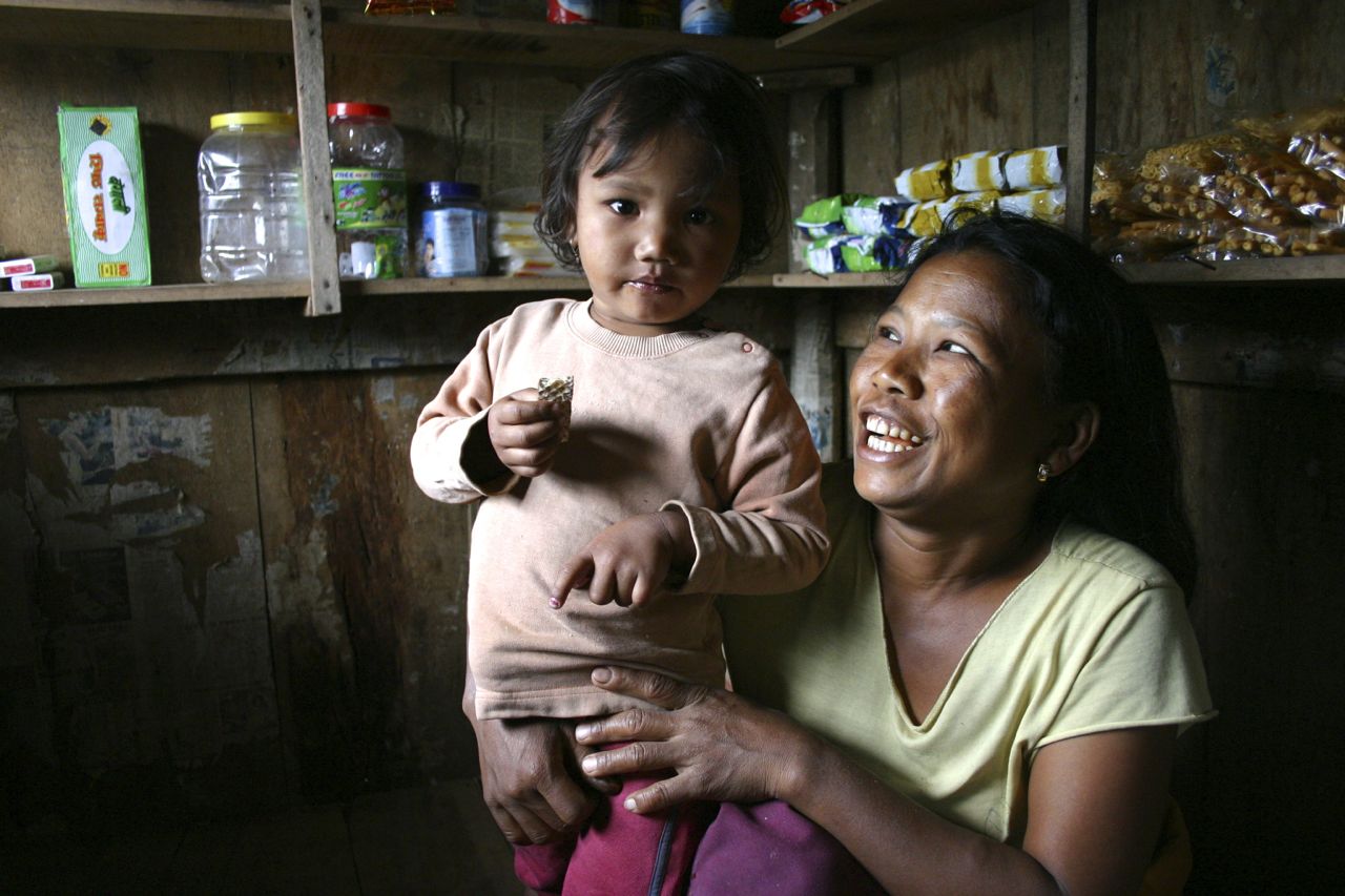 Hellut, a WSDS-Kiva client with her daughter in her store