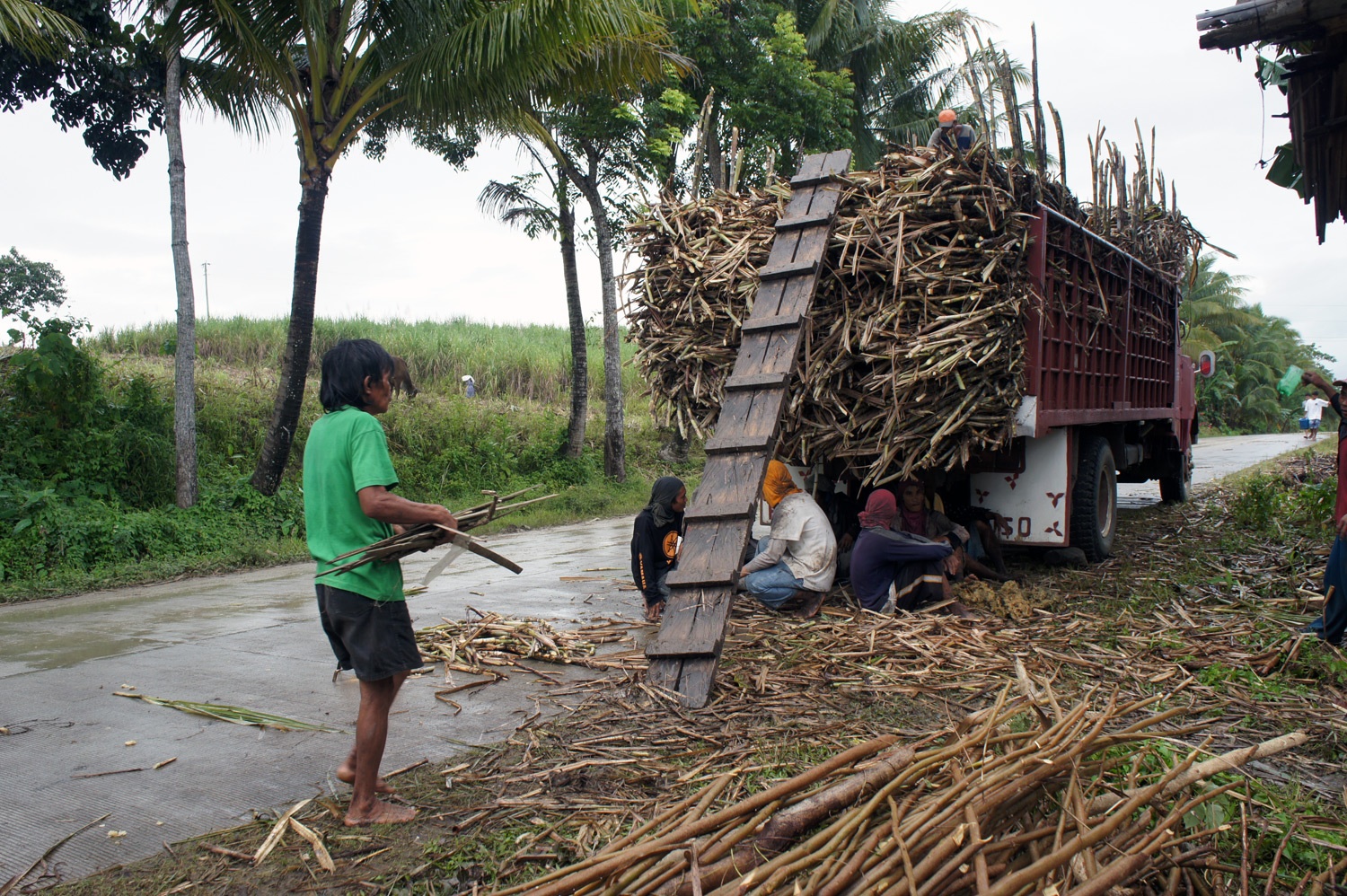 The sugarcane workers taking a much deserved break. Photo credit: Yungkit