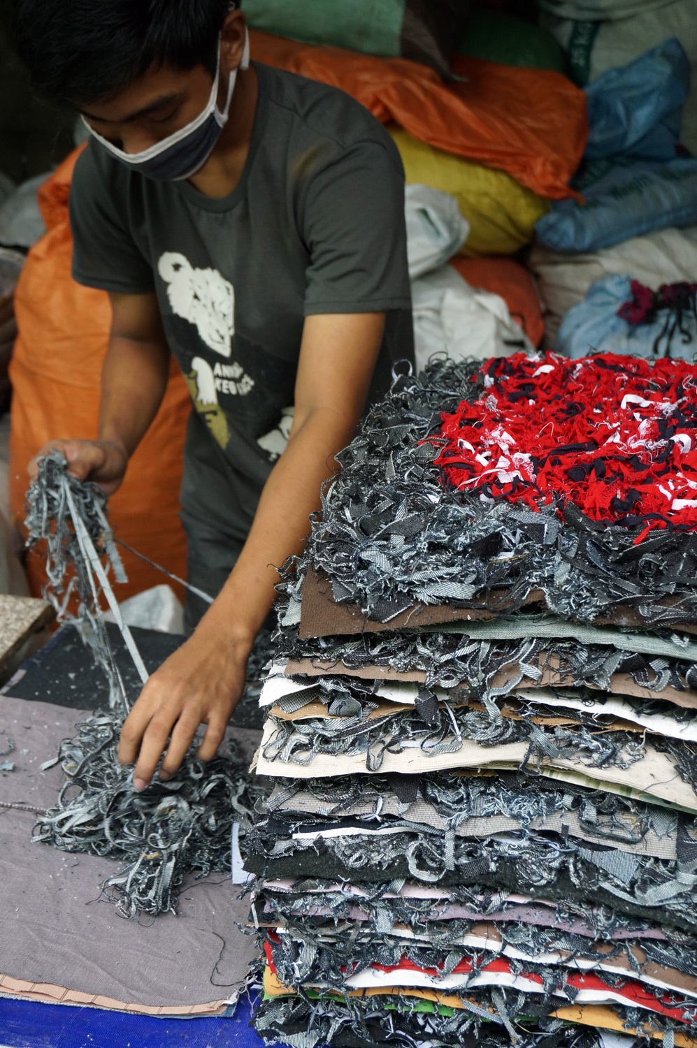 Rug base making. Photo credit: Yungkit