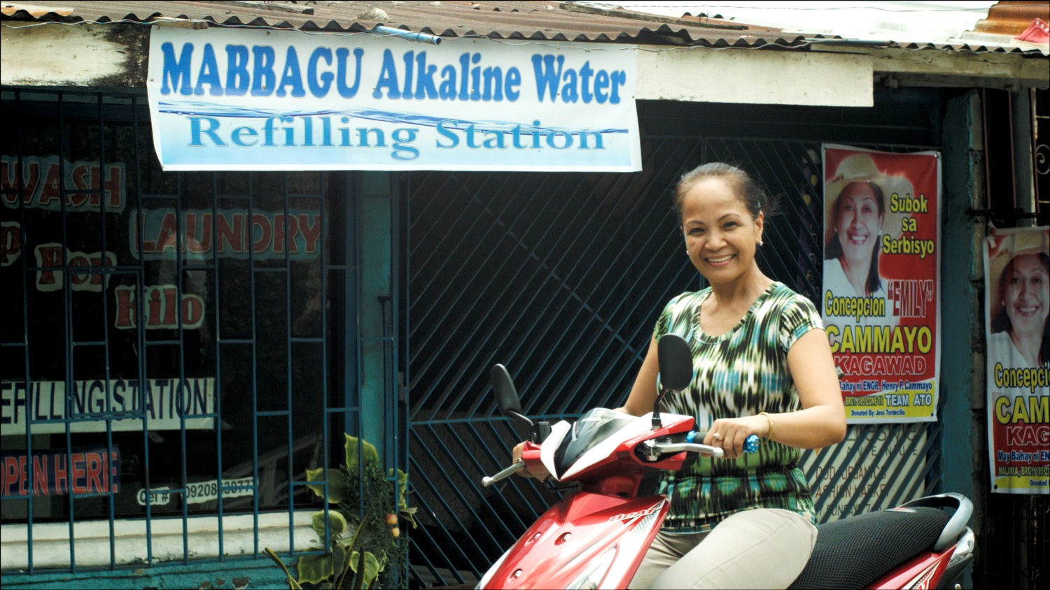 Marisole outside her shop. Photo credit: Yungkit