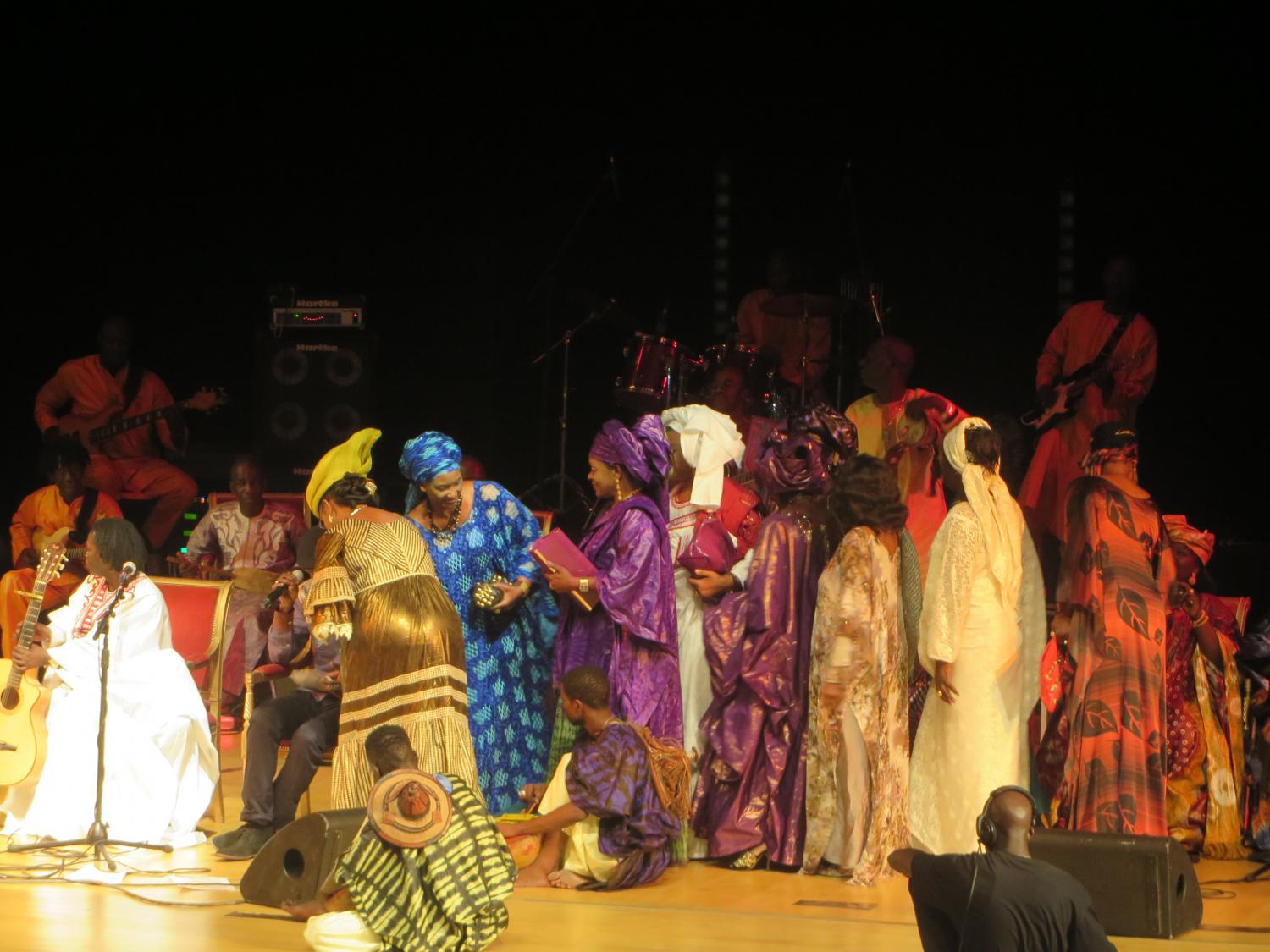 Fans exchanging few words with Baaba Maal on stage