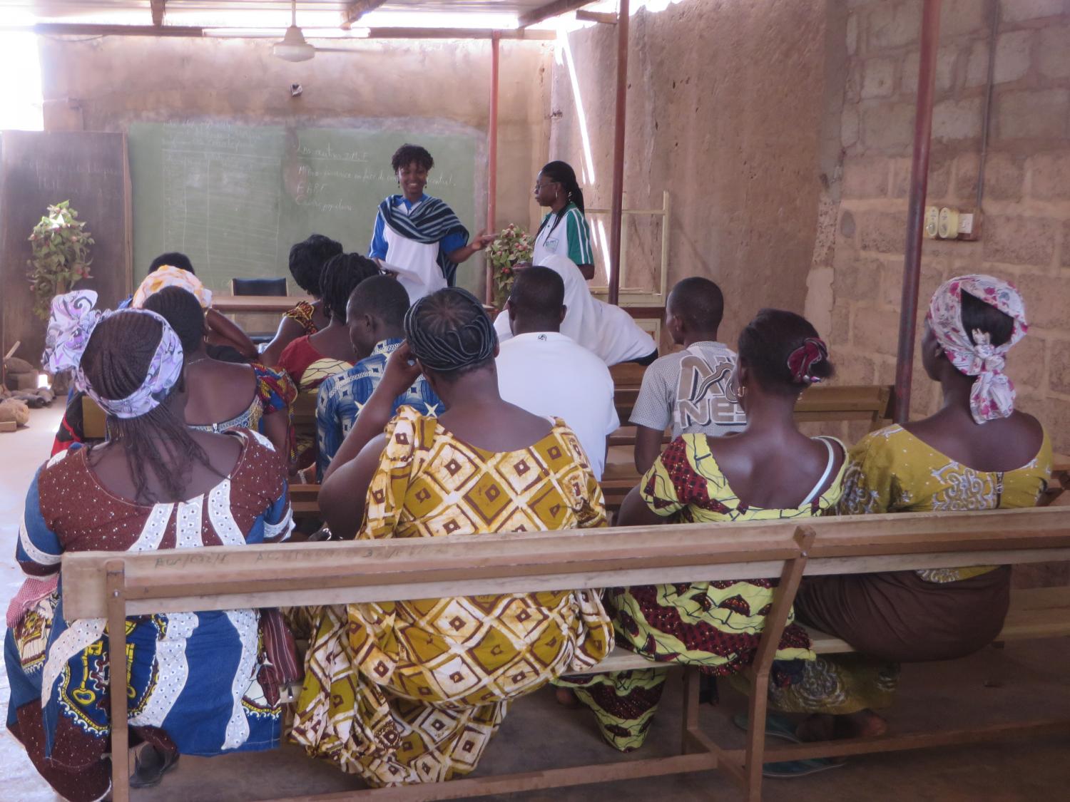 Ouaga - refresher training to borrowers on a disbursement day